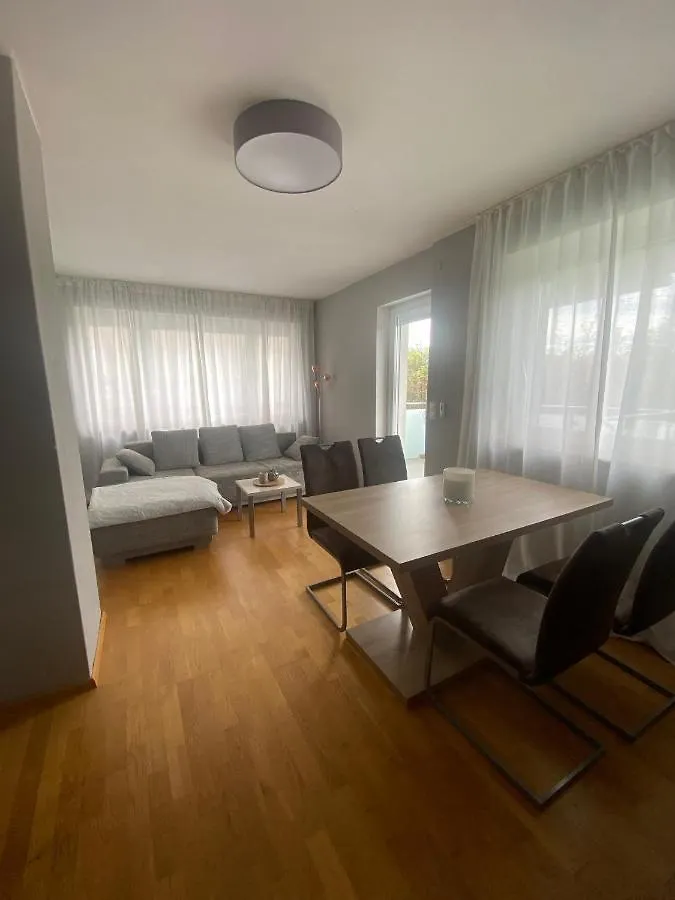 Grüne Stadtoase: Gartenwohnung mit Parkplatz Salzburg Apartment